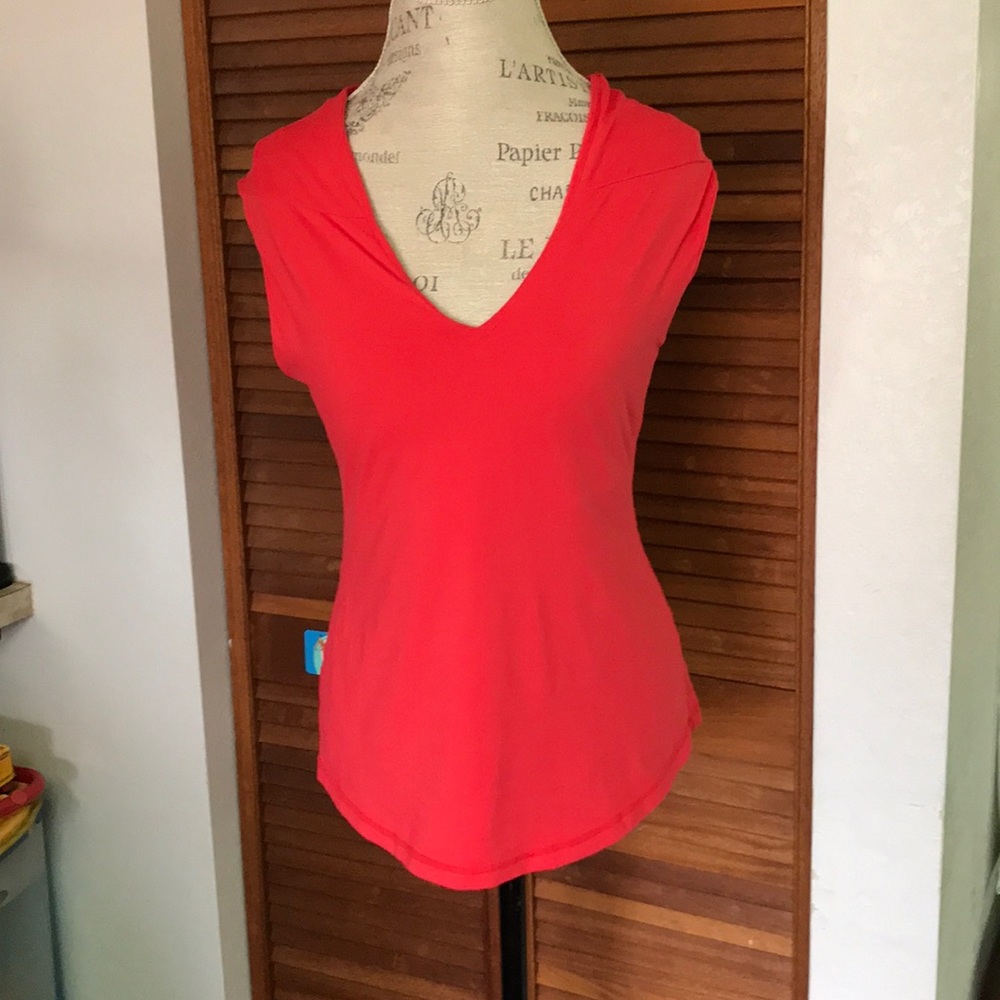 Lululemon women’s dressy V-neck sleeveless shirt